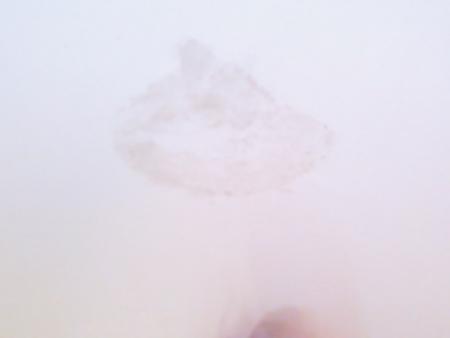 taches de cr�pes sur pl�tre blanc